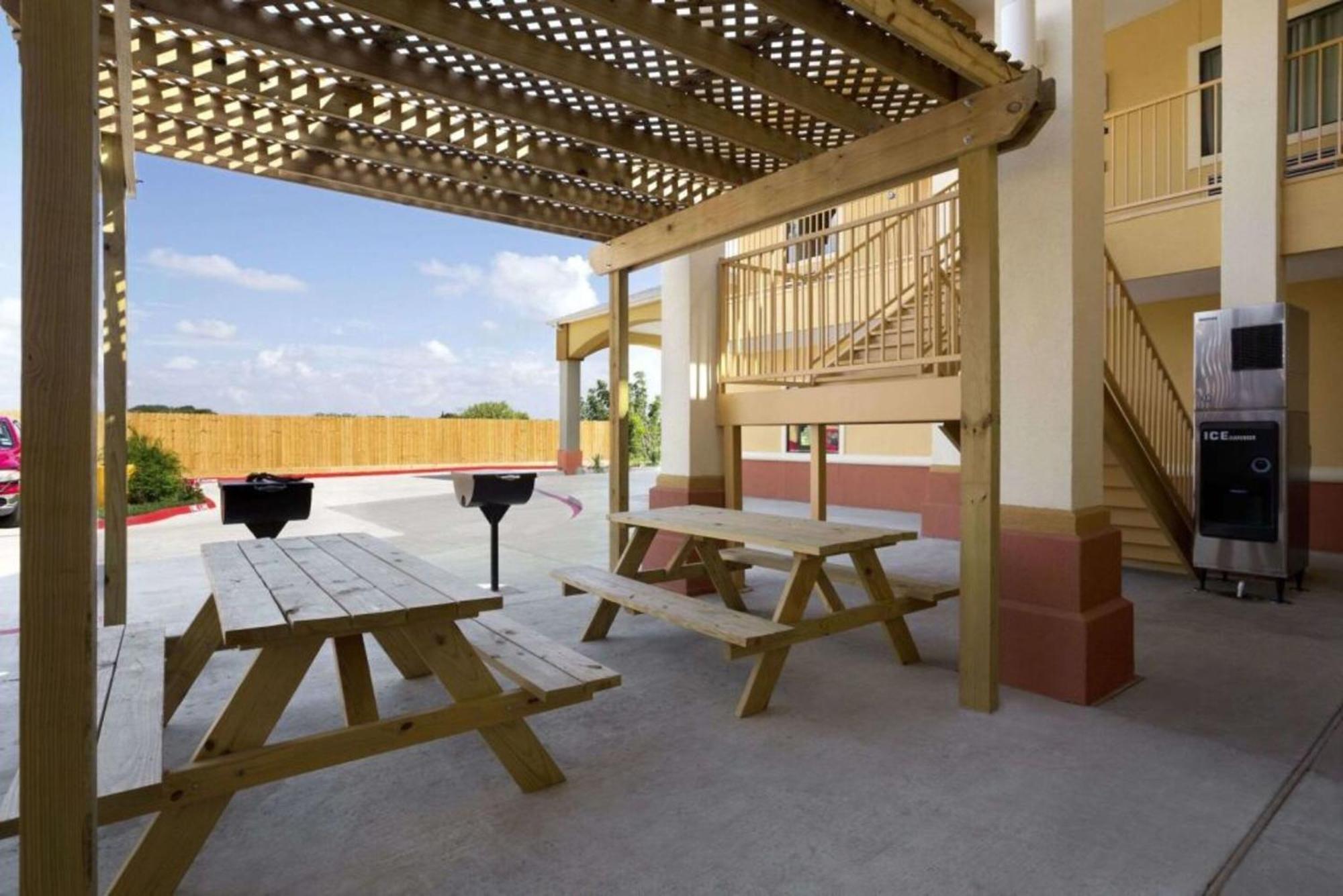 Studio 6 Gonzales Tx Exterior photo